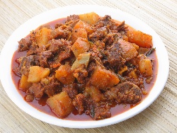 Яхния с агнешко месо, консервиран грах, картофи, моркови, лук, домати, чесън и подправки в тава на фурна - снимка на рецептата Яхния с агнешко месо, консервиран грах, картофи, моркови, лук, домати, чесън и подправки в тава на фурна - снимка на рецептата